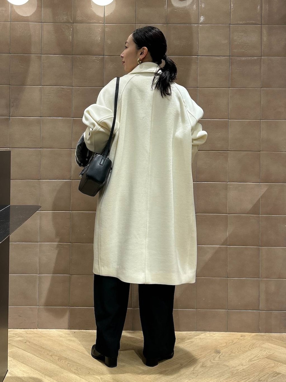「ワントーン、ベーシック/シンプル、カジュアル、ママコーデ、SNAP_apart by lowrys、骨格ストレート、apart by lowrys、アウター、コート、パンツ、ニット、バッグ、ストール」|「A part byのカシミヤウールチェックストール(ストール/ショール、グレー系)」を使った、yato-miさん(レディース・158cm)の冬コーディネートの3枚目の写真