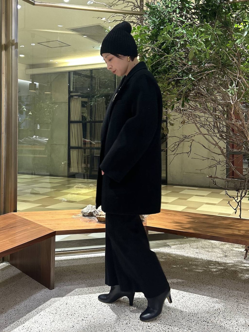 ホワイト系のTシャツ/カットソー、ブラック系のテーラードジャケット、ブラック系のスカートを着用したレディースの秋コーディネートの2枚目の写真