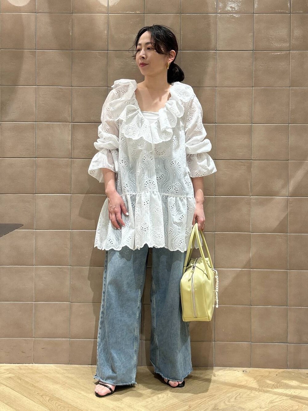 「ワントーン、ベーシック/シンプル、カジュアル、ママコーデ、SNAP_apart by lowrys、骨格ストレート、apart by lowrys、ワンピース、ブラウス、デニムパンツ、バッグ、サンダル」｜「A part byのルーズデニム（デニムパンツ、ブルー系）」を使った、yato-miさん（レディース・158cm）の春コーディネートの5枚目の写真
