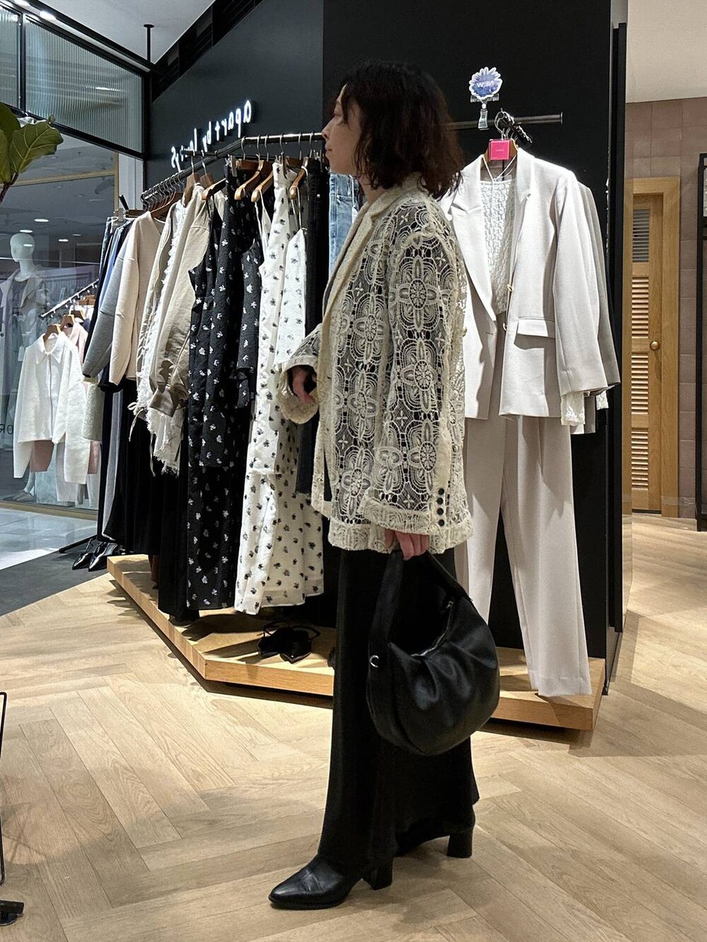 「ワントーン、ブーツ、バッグ、ベーシック/シンプル、カジュアル、ママコーデ、SNAP_apart by lowrys、骨格ストレート、apart by lowrys、ジャケット、ロンT、スカート」｜「A part byのブライトナロースカート（スカート、ブラック系）」を使った、yato-miさん（レディース・158cm）の春コーディネートの2枚目の写真