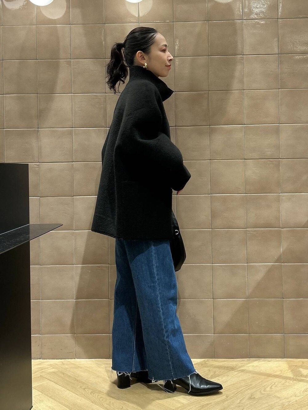 「ワントーン、ベーシック/シンプル、カジュアル、ママコーデ、SNAP_apart by lowrys、骨格ストレート、apart by lowrys、アウター、デニムパンツ、インナー、ブーツ、バッグ」｜「A part byのApb ストレートデニムパンツ（デニムパンツ、ブルー系）」を使った、yato-miさん（レディース・158cm）の秋コーディネートの2枚目の写真