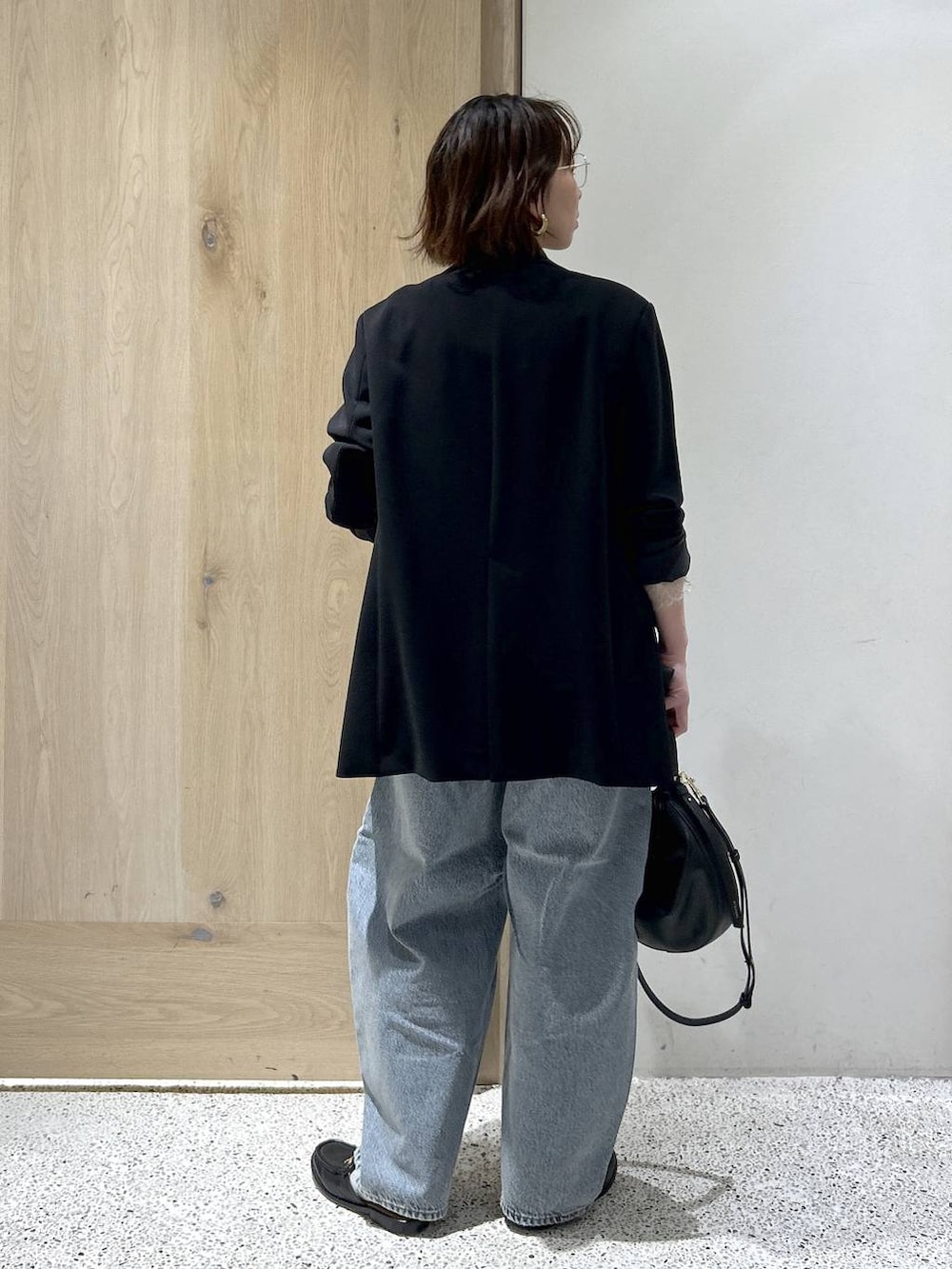 ブルー系のデニムパンツ、ベージュ系のシャツ/ブラウスを着用したレディースの冬コーディネートの6枚目の写真