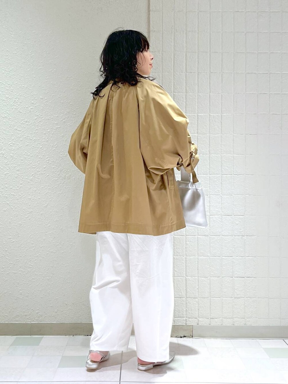 「ワントーン、ベーシック/シンプル、カジュアル、ママコーデ、SNAP_apart by lowrys、骨格ストレート、apart by lowrys、トレンチコート、ニット、カーディガン、パンツ、パンプス、バッグ」｜「A part byのパールツキショートカーディガン（カーディガン/ボレロ、ベージュ系）」を使った、yato-miさん（レディース・158cm）の冬コーディネートの2枚目の写真