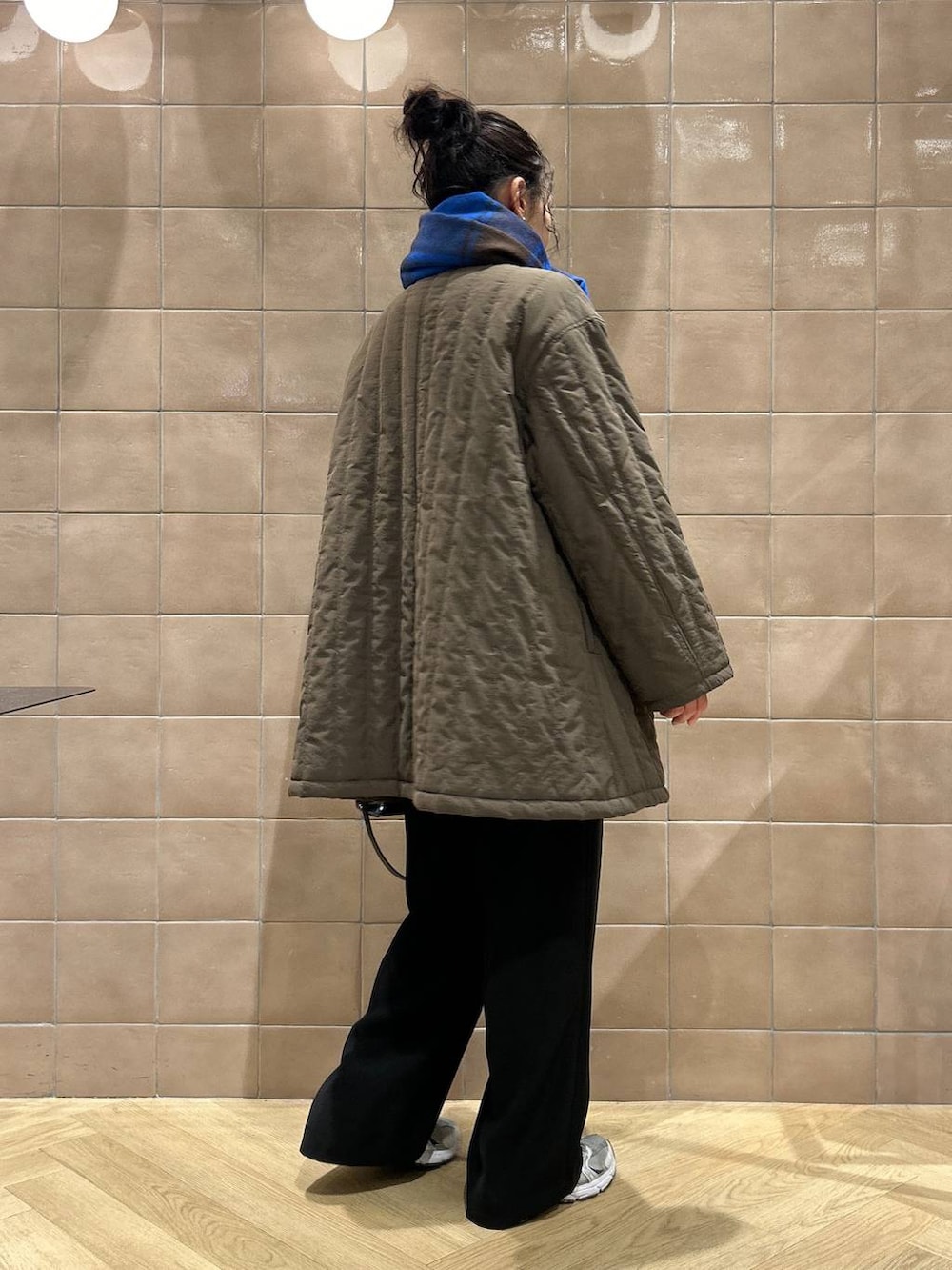 「ワントーン、ベーシック/シンプル、カジュアル、ママコーデ、SNAP_apart by lowrys、骨格ストレート、apart by lowrys、アウター、ストール、マフラー、ワイドパンツ、バッグ」｜「A part byのエナメルミニバッグ（ショルダーバッグ、ブラック系）」を使った、yato-miさん（レディース・158cm）の秋コーディネートの3枚目の写真