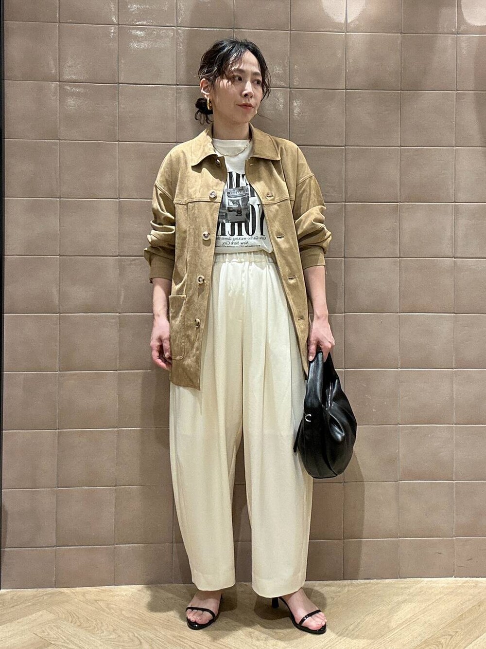 「ワントーン、ベーシック/シンプル、カジュアル、ママコーデ、SNAP_apart by lowrys、骨格ストレート、apart by lowrys、ジャケット、Tシャツ、パンツ、サンダル、バッグ」｜「A part byのワンショルカナグツキバッグ（ハンドバッグ、ブラック系）」を使った、yato-miさん（レディース・158cm）の春コーディネートの6枚目の写真