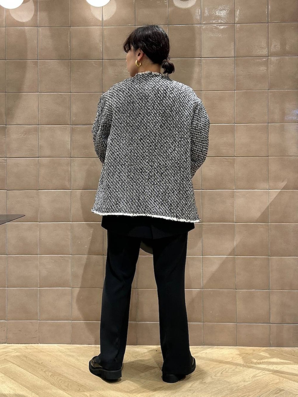 「ママコーデ、SNAP_apart by lowrys、骨格ストレート、apart by lowrys、ワントーン、ベーシック/シンプル、カジュアル、セットアップ、インナー、ジャケット、バッグ、ローファー」|「A part byのワンショルカナグツキバッグ(ハンドバッグ、ブラック系)」を使った、yato-miさん(レディース・158cm)の冬コーディネートの3枚目の写真