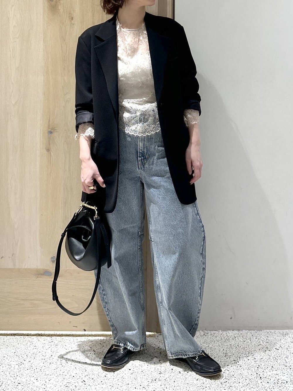 ブルー系のデニムパンツ、ベージュ系のシャツ/ブラウスを着用したレディースの冬コーディネートの4枚目の写真