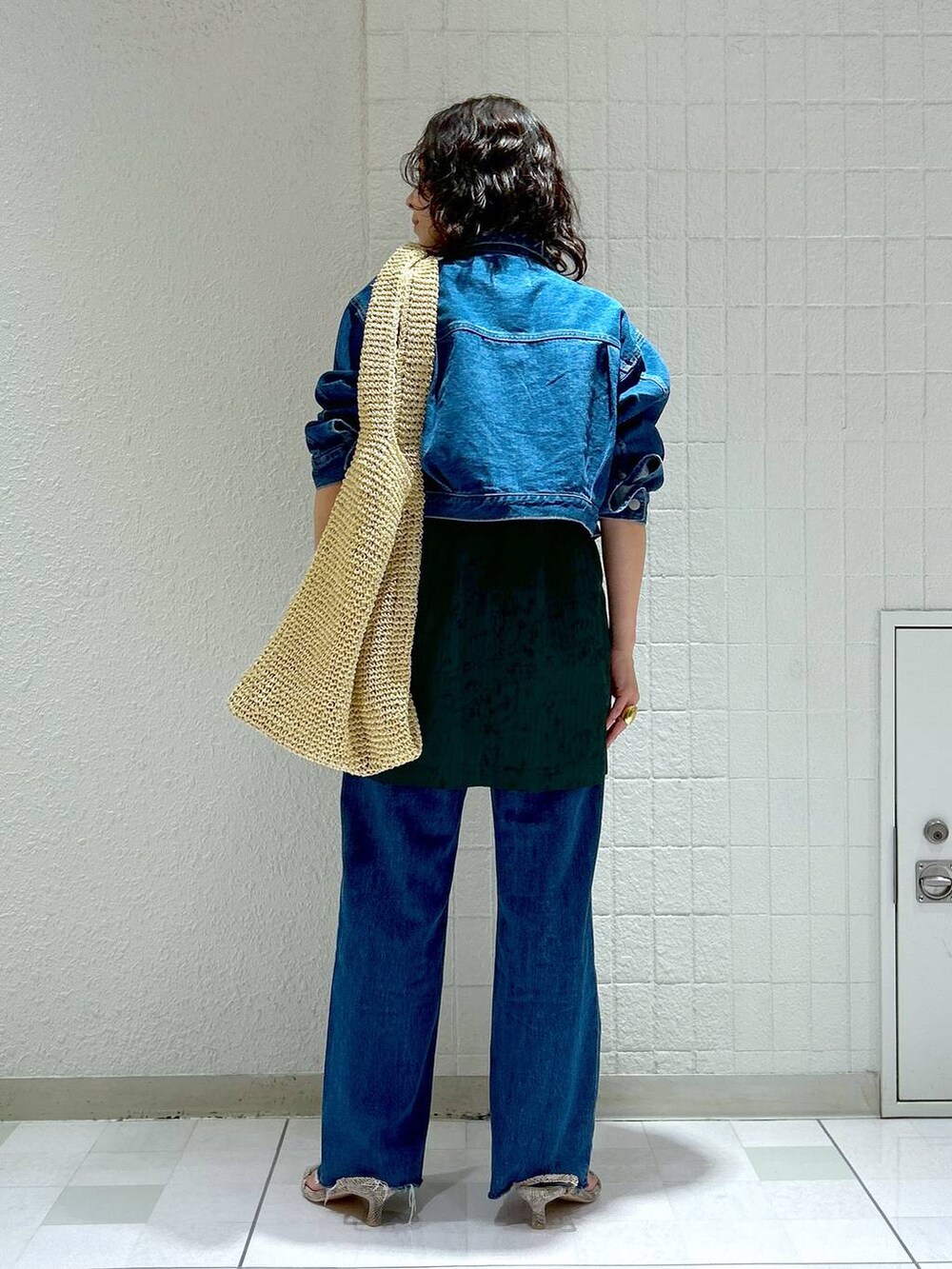 「ワントーン、ベーシック/シンプル、カジュアル、ママコーデ、SNAP_apart by lowrys、骨格ストレート、apart by lowrys、デニムジャケット、ジャケット、デニムパンツ、ワンピース、パンプス、バッグ」｜「A part byのペーパーマルシェバッグ（トートバッグ、ベージュ系）」を使った、yato-miさん（レディース・158cm）の夏コーディネートの3枚目の写真