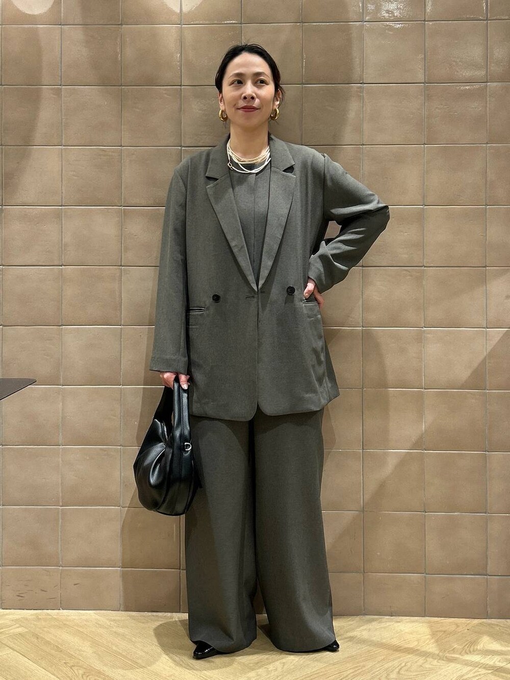 「ワントーン、ベーシック/シンプル、カジュアル、ママコーデ、SNAP_apart by lowrys、骨格ストレート、apart by lowrys、ジャケット、ジャケットスタイル、サロペット、パンプス、バッグ」｜「A part byのワンショルカナグツキバッグ（ハンドバッグ、ブラック系）」を使った、yato-miさん（レディース・158cm）の春コーディネートの5枚目の写真