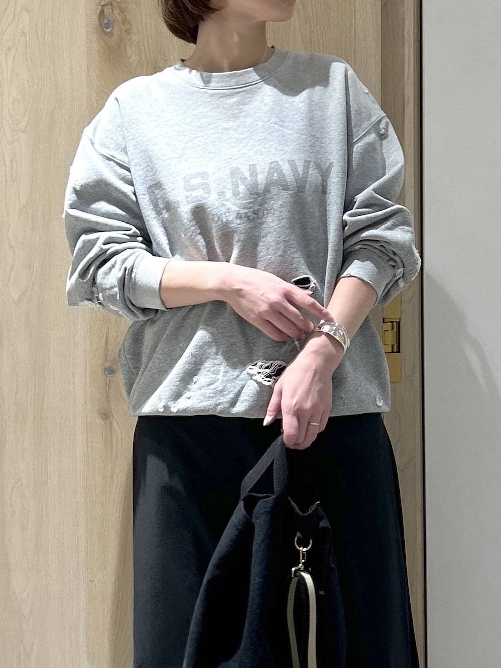 ブラック系のトートバッグ、ブラック系のその他パンツ、シルバー系のバングル/リストバンドを着用したレディースの冬コーディネートの2枚目の写真