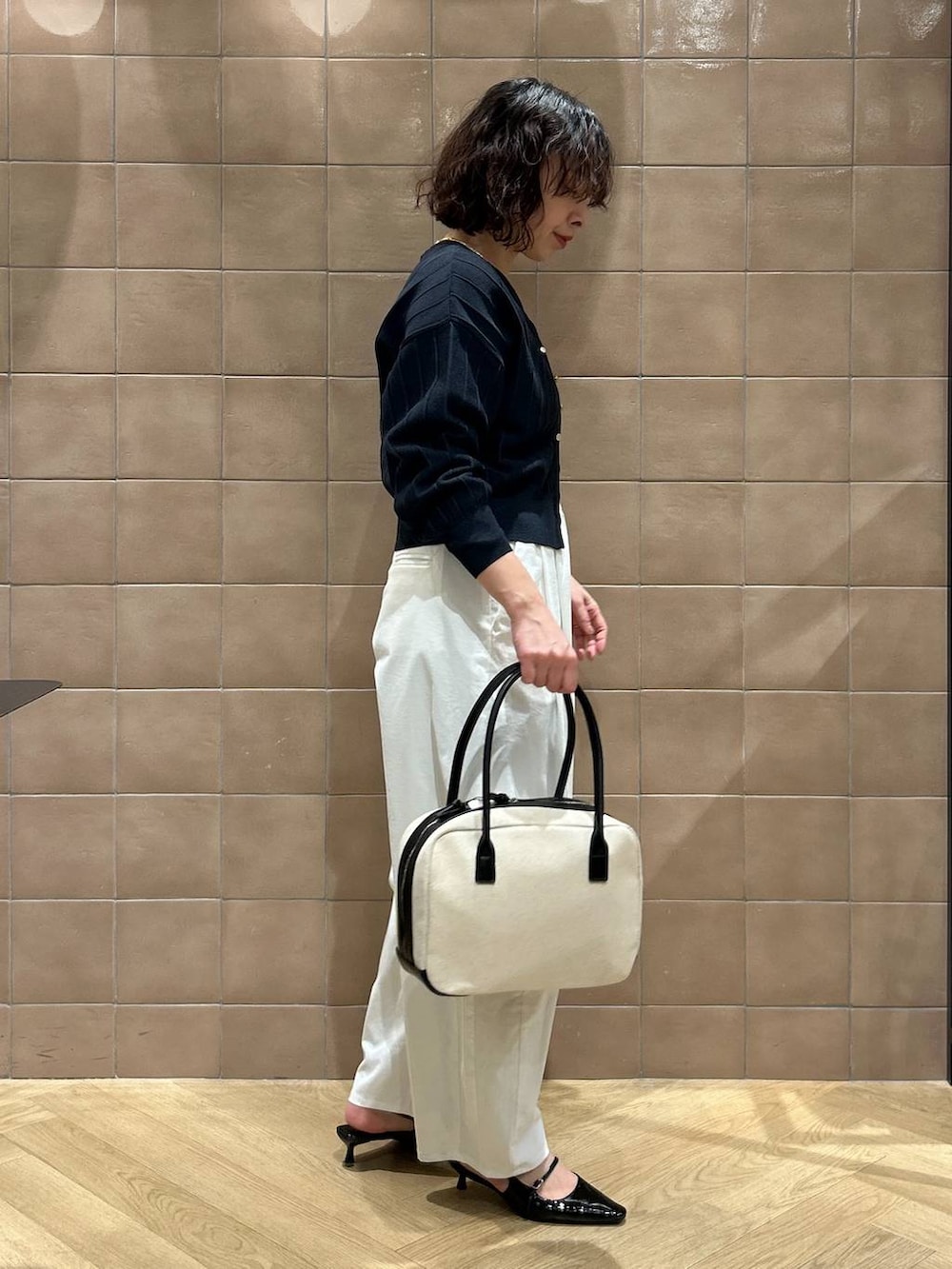 「ワントーン、ベーシック/シンプル、カジュアル、ママコーデ、SNAP_apart by lowrys、骨格ストレート、apart by lowrys、カーディガン、パンツ、バッグ、パンプス」｜「A part byのアイレットアミショートカーディガン（カーディガン/ボレロ、ブルー系）」を使った、yato-miさん（レディース・158cm）の冬コーディネートの4枚目の写真