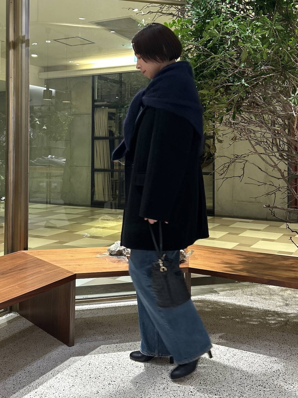 ブルー系のデニムパンツ、ブルー系のシャツ/ブラウス、ブラック系のテーラードジャケットを着用したレディースの秋コーディネートの3枚目の写真