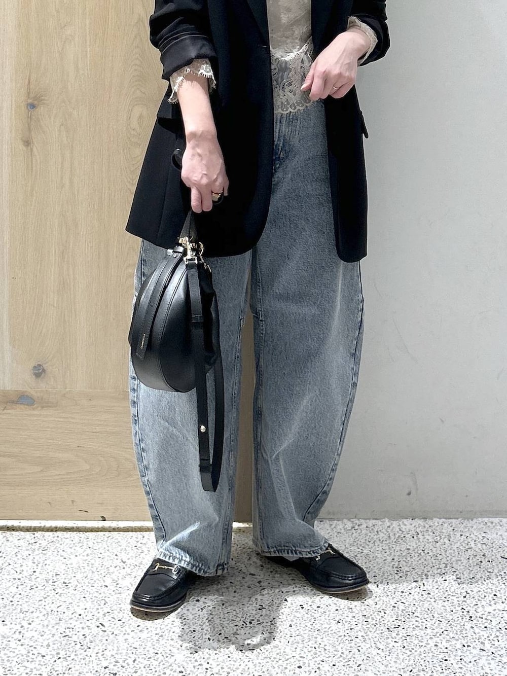 ブルー系のデニムパンツ、ベージュ系のシャツ/ブラウスを着用したレディースの冬コーディネートの3枚目の写真