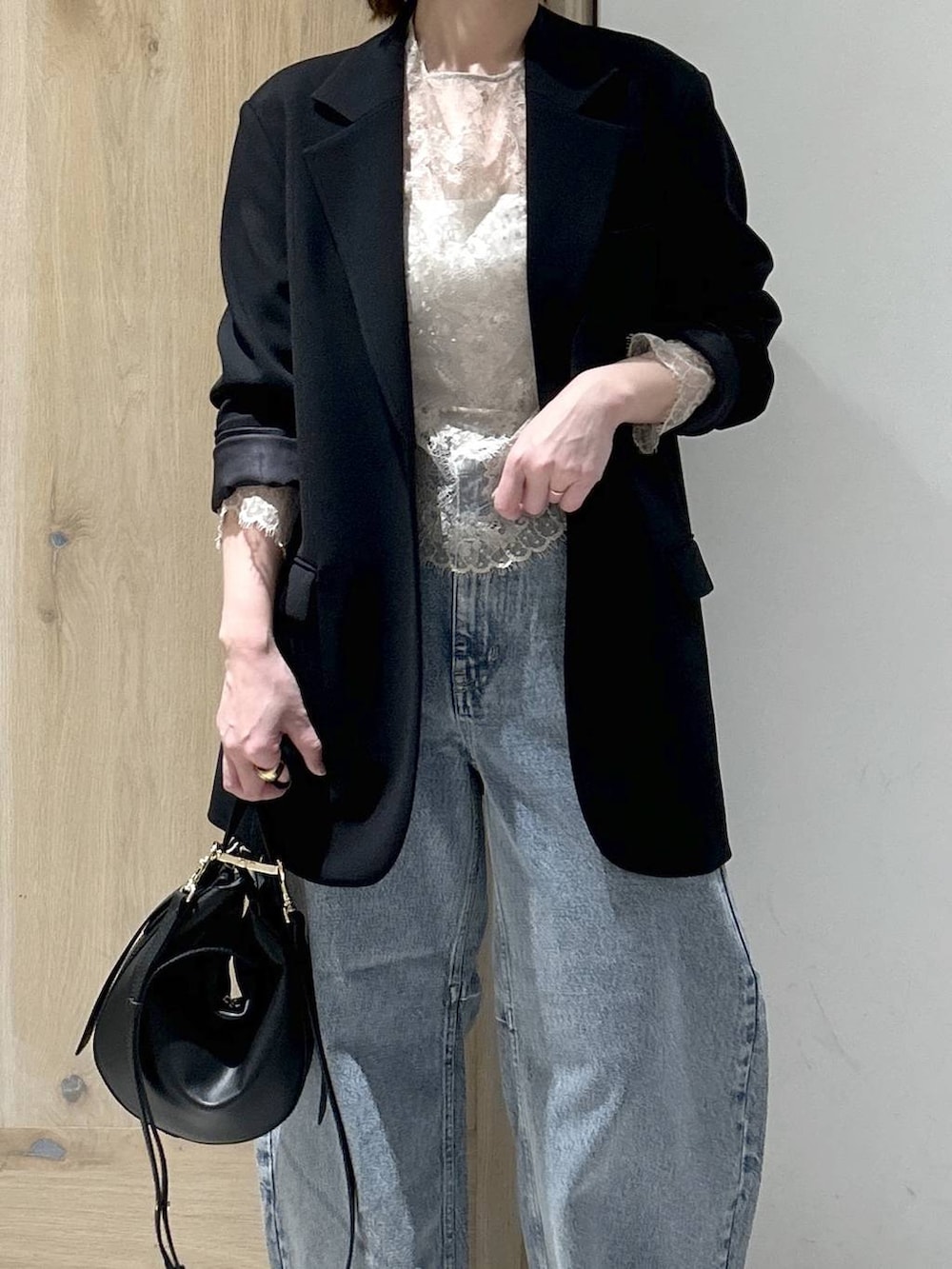 ブルー系のデニムパンツ、ベージュ系のシャツ/ブラウスを着用したレディースの冬コーディネートの2枚目の写真