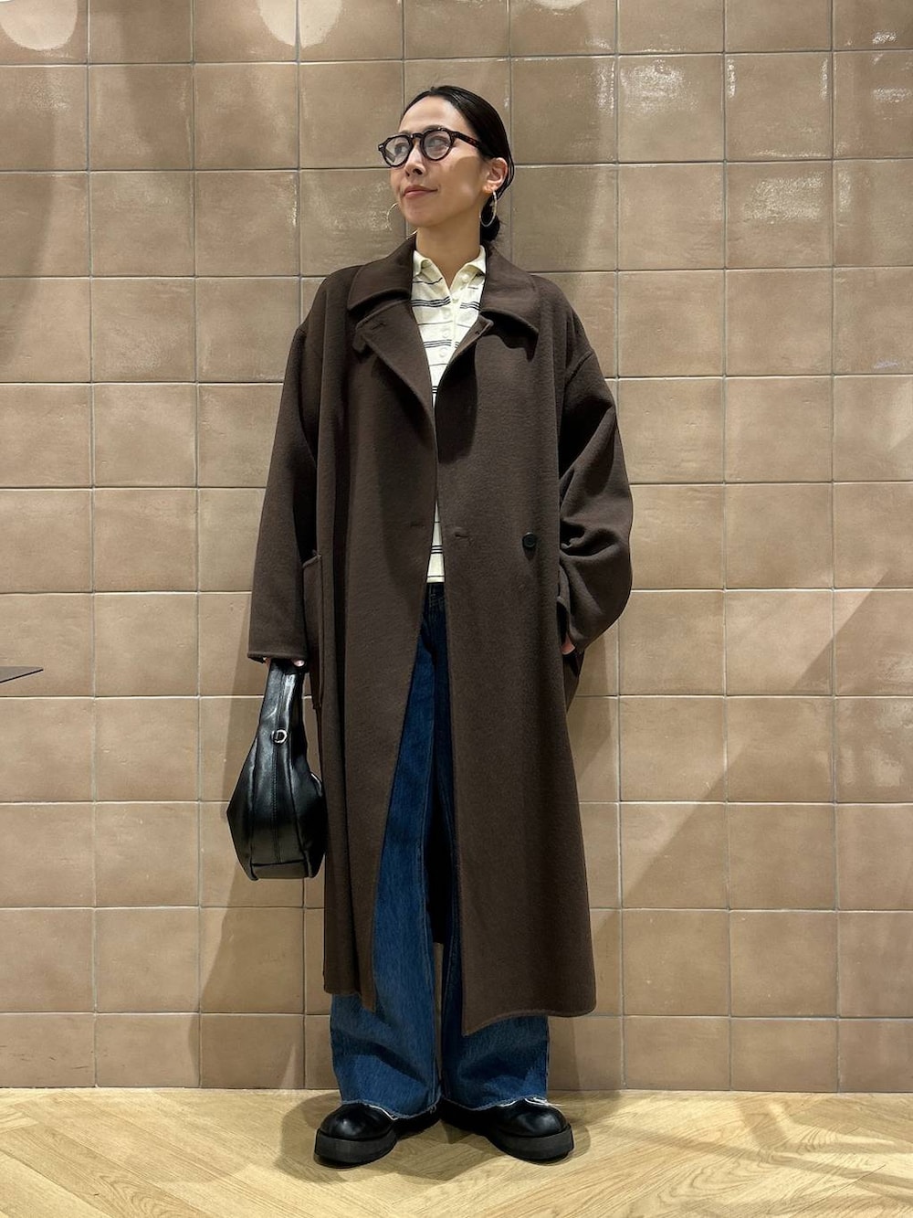 「ワントーン、ベーシック/シンプル、カジュアル、ママコーデ、SNAP_apart by lowrys、骨格ストレート、apart by lowrys、アウター、コート、ニット、パンツ、バッグ、ブーツ」|「A part byのカシープ3WAYスタンドロングコート(ステンカラーコート、ブラウン系)」を使った、yato-miさん(レディース・158cm)の秋コーディネートの6枚目の写真