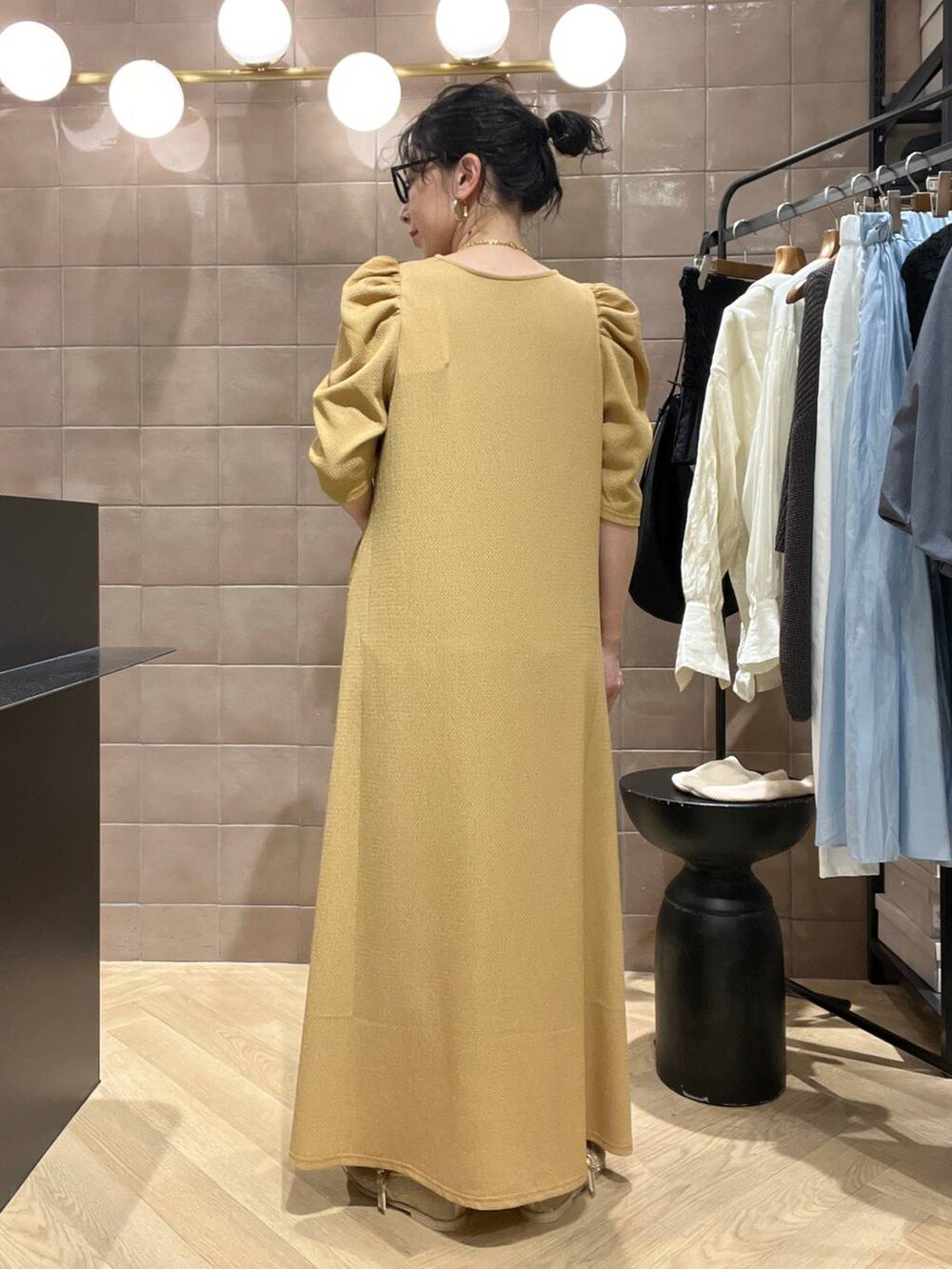 「ワントーン、ベーシック/シンプル、カジュアル、ママコーデ、SNAP_apart by lowrys、骨格ストレート、apart by lowrys、ワンピース、ルームウェア、e/rm、サンダル」｜「A part byのメッシュフラットパンプス（パンプス、ゴールド系）」を使った、yato-miさん（レディース・158cm）の春コーディネートの2枚目の写真