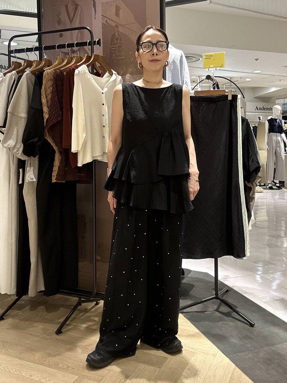 ブラック系のその他パンツ、ブラック系のシャツ/ブラウス、グレー系のサングラスを着用したレディースの夏コーディネートの8枚目の写真