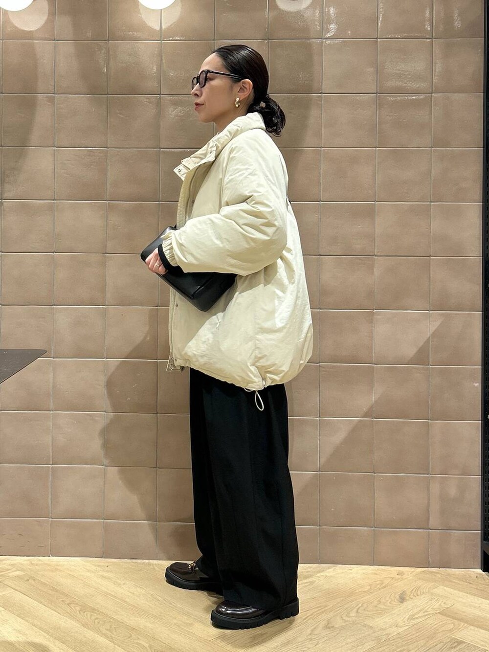 「ワントーン、ベーシック/シンプル、カジュアル、ママコーデ、SNAP_apart by lowrys、骨格ストレート、apart by lowrys、スウェット、ブルゾン、エアサーマル、パンツ、ローファー、バッグ」｜「A part byのエアサーマルスタントブルゾン（ダウンジャケット/コート、ホワイト系）」を使った、yato-miさん（レディース・158cm）の冬コーディネートの6枚目の写真