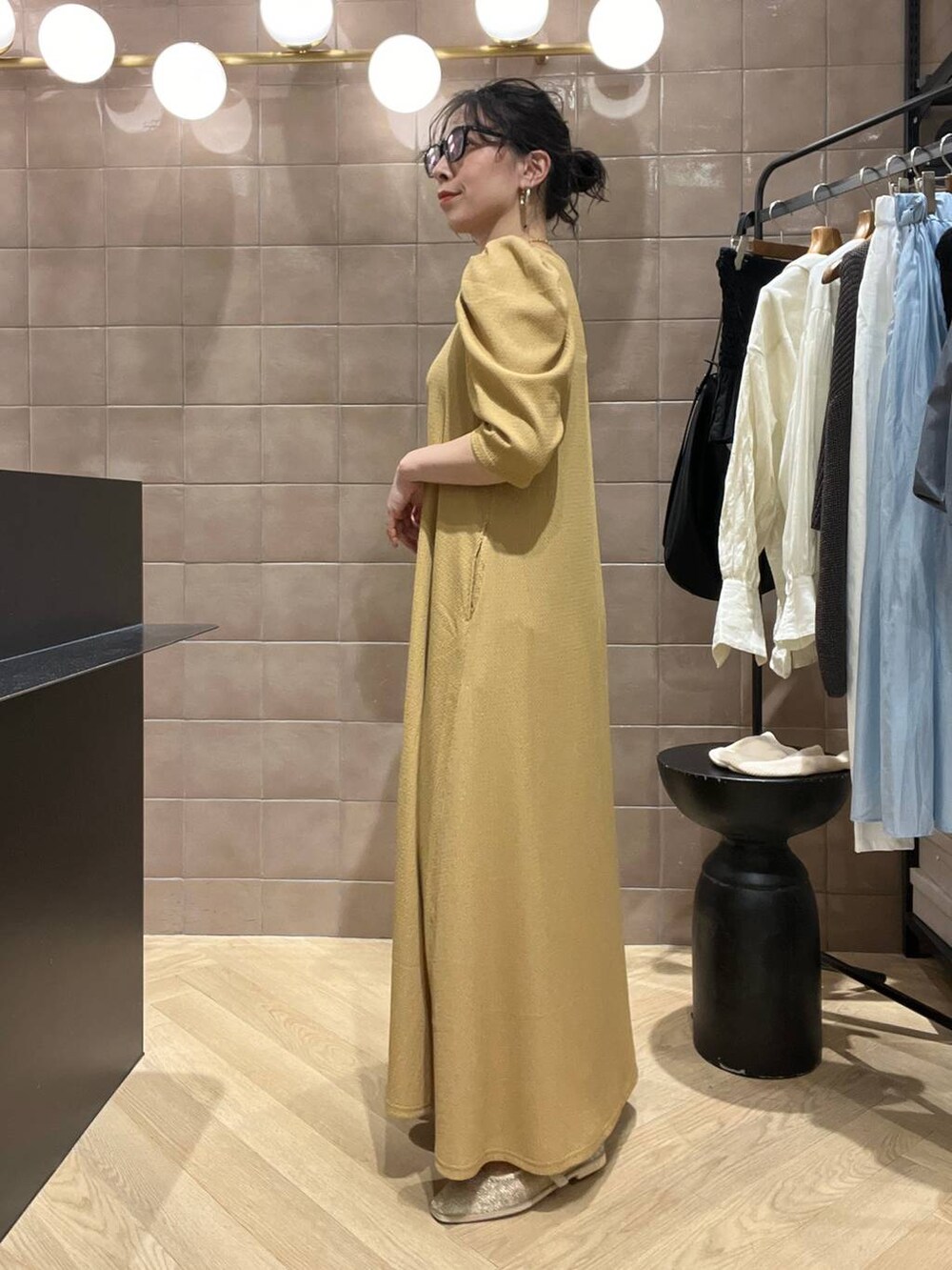 「ワントーン、ベーシック/シンプル、カジュアル、ママコーデ、SNAP_apart by lowrys、骨格ストレート、apart by lowrys、ワンピース、ルームウェア、e/rm、サンダル」｜「A part byのメッシュフラットパンプス（パンプス、ゴールド系）」を使った、yato-miさん（レディース・158cm）の春コーディネートの4枚目の写真