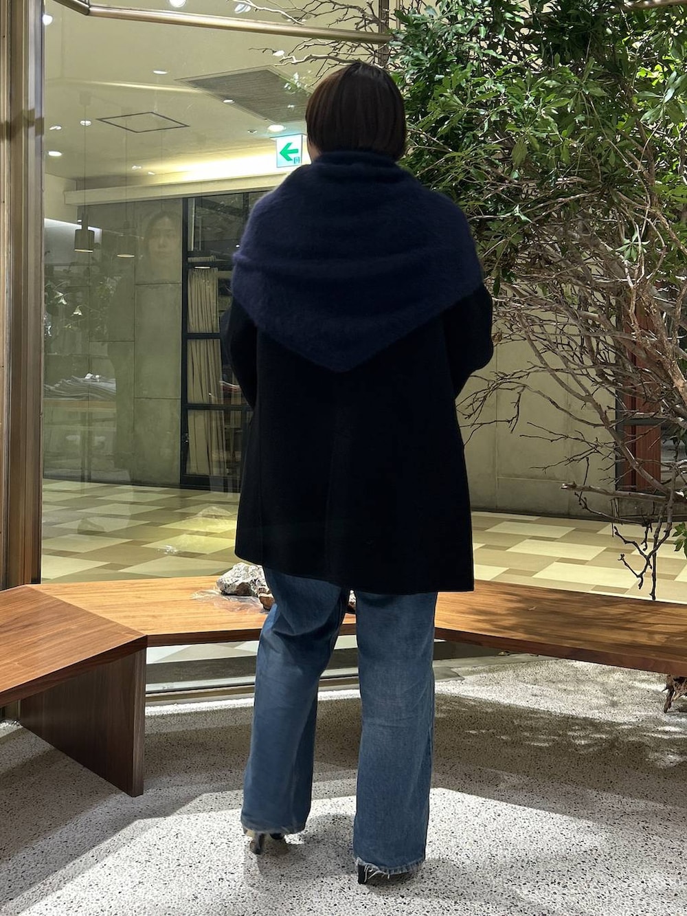 ブルー系のデニムパンツ、ブルー系のシャツ/ブラウス、ブラック系のテーラードジャケットを着用したレディースの秋コーディネートの4枚目の写真