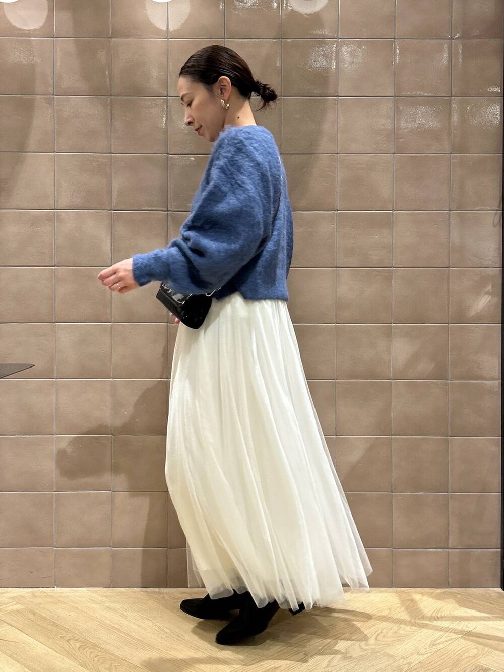 「カジュアル、ママコーデ、SNAP_apart by lowrys、apart by lowrys、ワントーン、ベーシック/シンプル、骨格ストレート、カーディガン、スカート、ブーツ、バッグ」｜「A part byのエナメルミニバッグ（ショルダーバッグ、ブラック系）」を使った、yato-miさん（レディース・158cm）の秋コーディネートの2枚目の写真