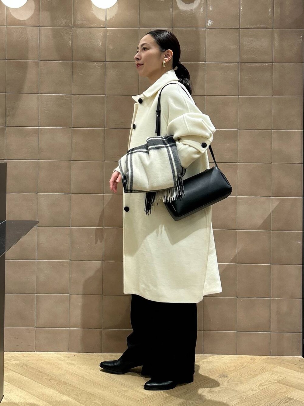 「ワントーン、ベーシック/シンプル、カジュアル、ママコーデ、SNAP_apart by lowrys、骨格ストレート、apart by lowrys、アウター、コート、パンツ、ニット、バッグ、ストール」|「A part byのカシミヤウールチェックストール(ストール/ショール、グレー系)」を使った、yato-miさん(レディース・158cm)の冬コーディネートの2枚目の写真