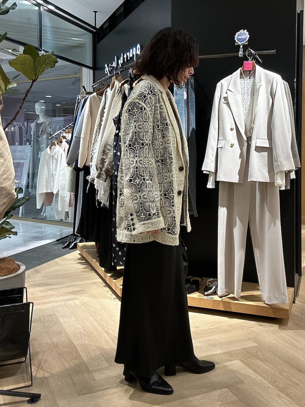 「ワントーン、ブーツ、バッグ、ベーシック/シンプル、カジュアル、ママコーデ、SNAP_apart by lowrys、骨格ストレート、apart by lowrys、ジャケット、ロンT、スカート」｜「A part byのブライトナロースカート（スカート、ブラック系）」を使った、yato-miさん（レディース・158cm）の春コーディネートの4枚目の写真