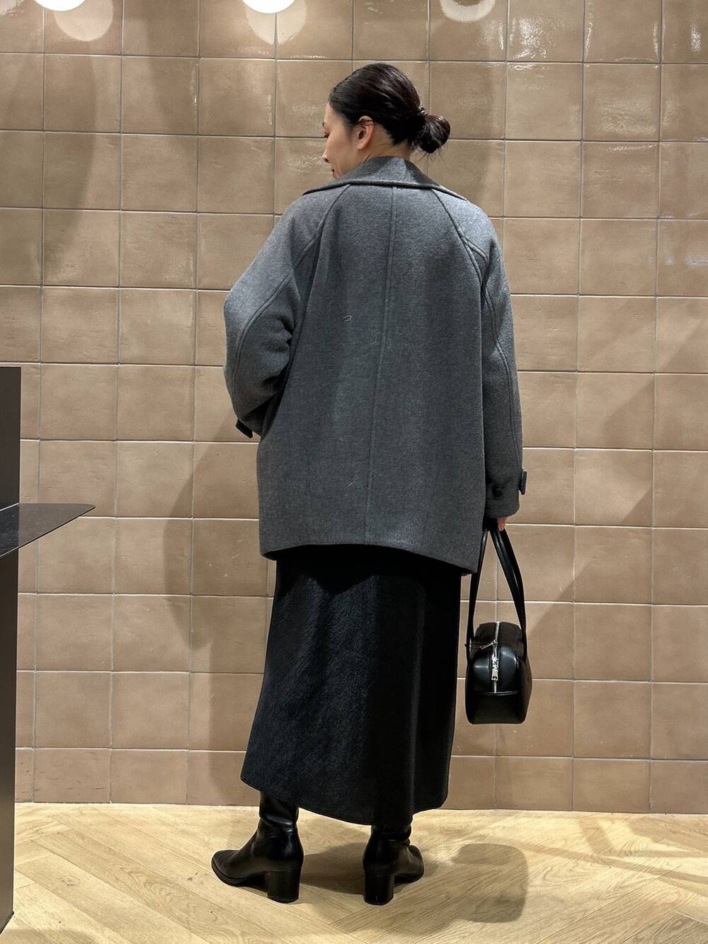 「コート、ワントーン、ベーシック/シンプル、カジュアル、ママコーデ、SNAP_apart by lowrys、骨格ストレート、apart by lowrys、アウター、スウェット、スカート、ブーツ、バッグ」｜「A part byのブライトナロースカート（スカート、ブラック系）」を使った、yato-miさん（レディース・158cm）の冬コーディネートの3枚目の写真