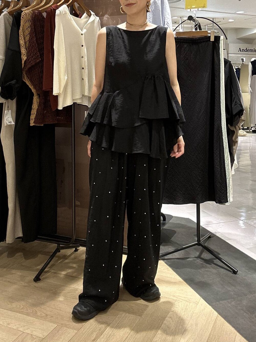 ブラック系のその他パンツ、ブラック系のシャツ/ブラウス、グレー系のサングラスを着用したレディースの夏コーディネートの4枚目の写真