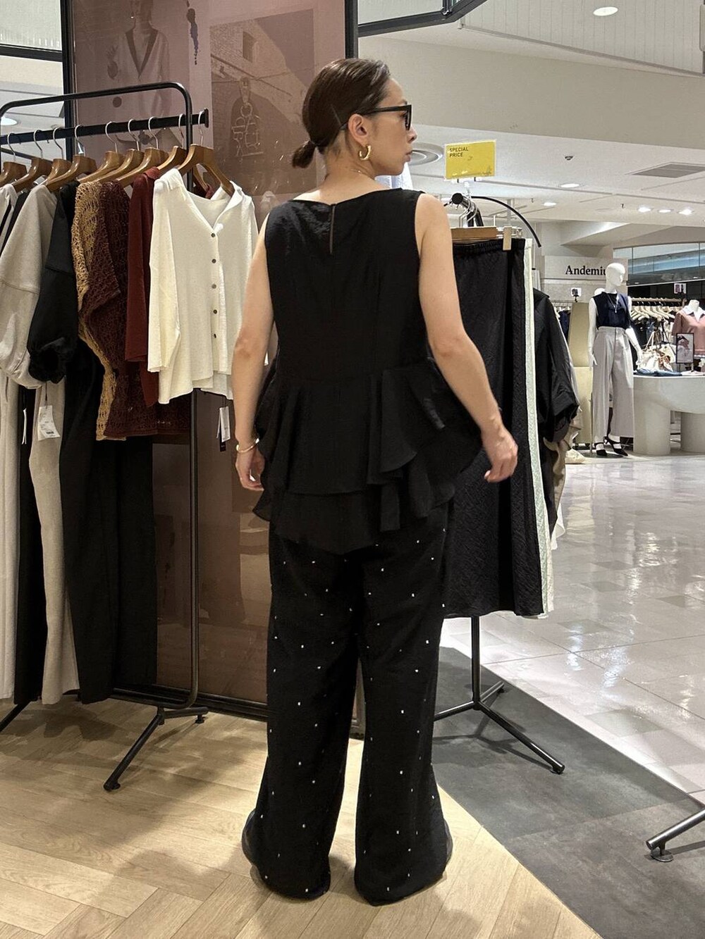 ブラック系のその他パンツ、ブラック系のシャツ/ブラウス、グレー系のサングラスを着用したレディースの夏コーディネートの6枚目の写真