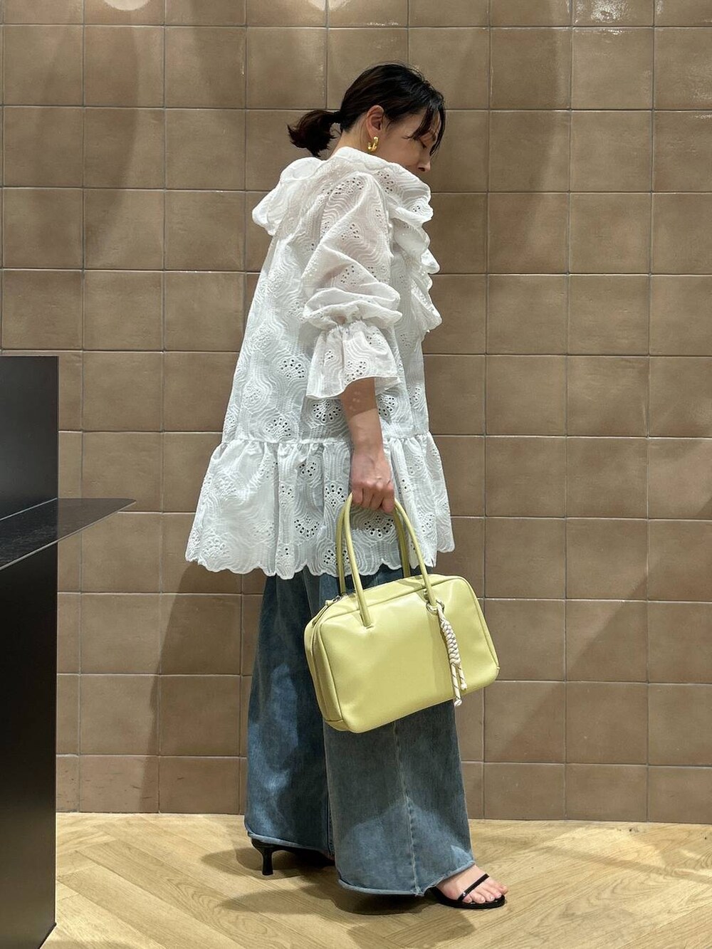 「ワントーン、ベーシック/シンプル、カジュアル、ママコーデ、SNAP_apart by lowrys、骨格ストレート、apart by lowrys、ワンピース、ブラウス、デニムパンツ、バッグ、サンダル」｜「A part byのルーズデニム（デニムパンツ、ブルー系）」を使った、yato-miさん（レディース・158cm）の春コーディネートの4枚目の写真