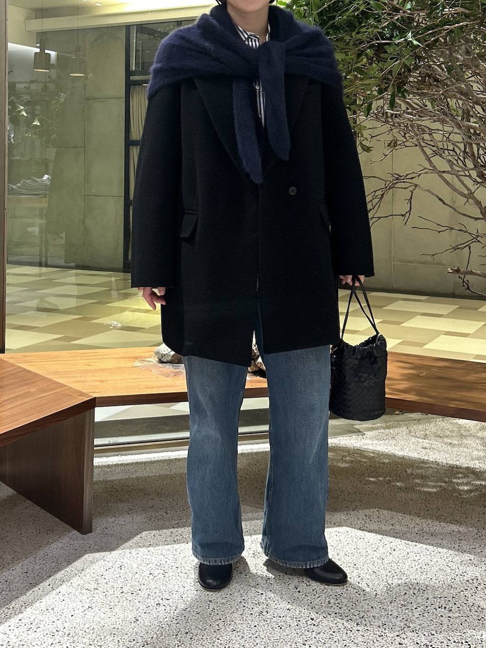 ブルー系のデニムパンツ、ブルー系のシャツ/ブラウス、ブラック系のテーラードジャケットを着用したレディースの秋コーディネートの2枚目の写真