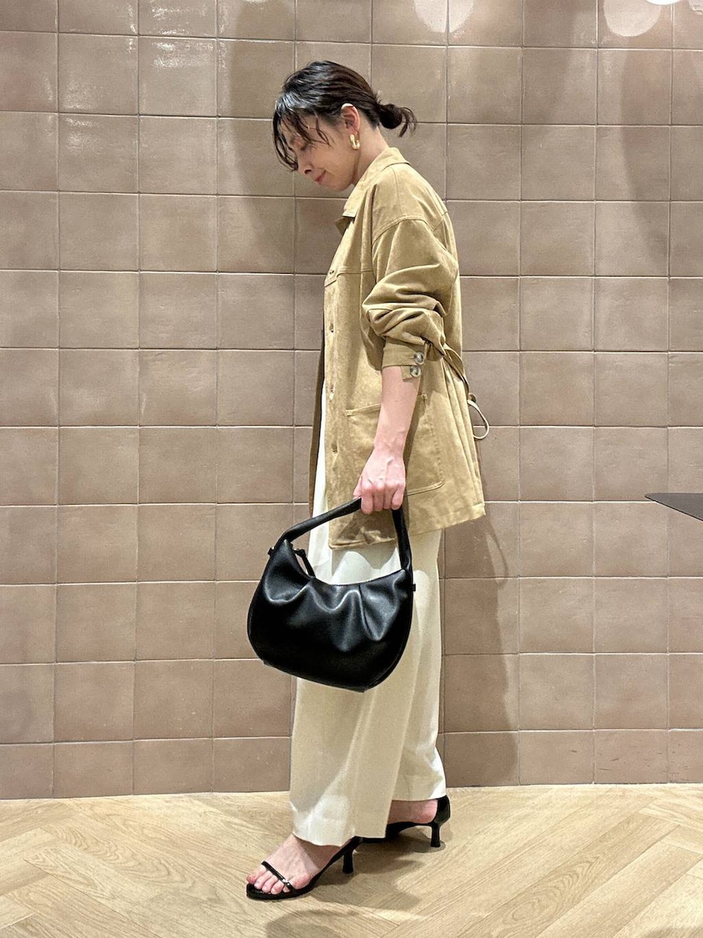 「ワントーン、ベーシック/シンプル、カジュアル、ママコーデ、SNAP_apart by lowrys、骨格ストレート、apart by lowrys、ジャケット、Tシャツ、パンツ、サンダル、バッグ」｜「A part byのワンショルカナグツキバッグ（ハンドバッグ、ブラック系）」を使った、yato-miさん（レディース・158cm）の春コーディネートの4枚目の写真