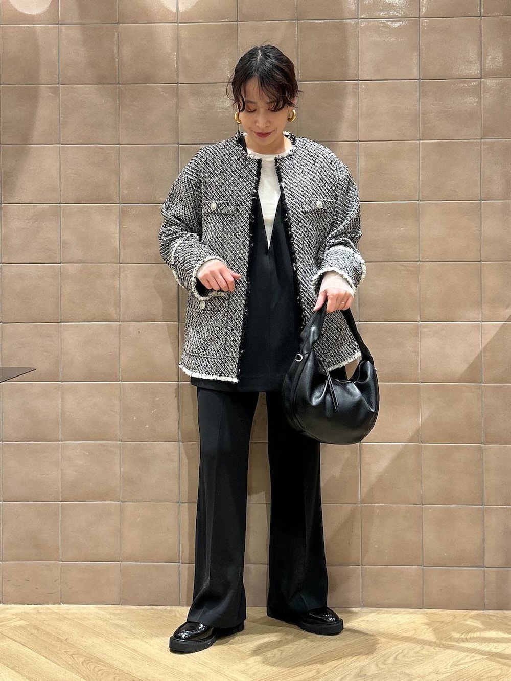 「ママコーデ、SNAP_apart by lowrys、骨格ストレート、apart by lowrys、ワントーン、ベーシック/シンプル、カジュアル、セットアップ、インナー、ジャケット、バッグ、ローファー」|「A part byのワンショルカナグツキバッグ(ハンドバッグ、ブラック系)」を使った、yato-miさん(レディース・158cm)の冬コーディネートの4枚目の写真