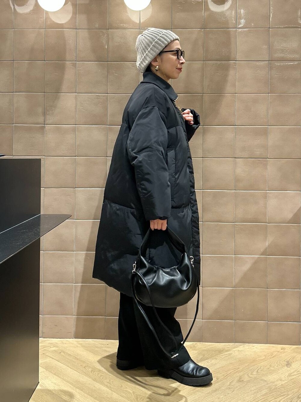「ワントーン、ベーシック/シンプル、カジュアル、ママコーデ、SNAP_apart by lowrys、骨格ストレート、apart by lowrys、アウター、ブルゾン、パンツ、ニット帽、ブーツ、バッグ」｜「A part byのワンショルカナグツキバッグ（ハンドバッグ、ブラック系）」を使った、yato-miさん（レディース・158cm）の冬コーディネートの2枚目の写真