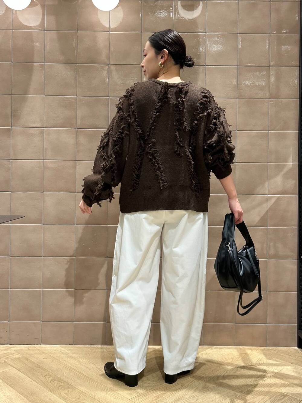 「ワントーン、ベーシック/シンプル、カジュアル、ママコーデ、SNAP_apart by lowrys、骨格ストレート、apart by lowrys、ニット、パンツ、バッグ、ブーツ」｜「A part byのワンショルカナグツキバッグ（ハンドバッグ、ブラック系）」を使った、yato-miさん（レディース・158cm）の冬コーディネートの3枚目の写真