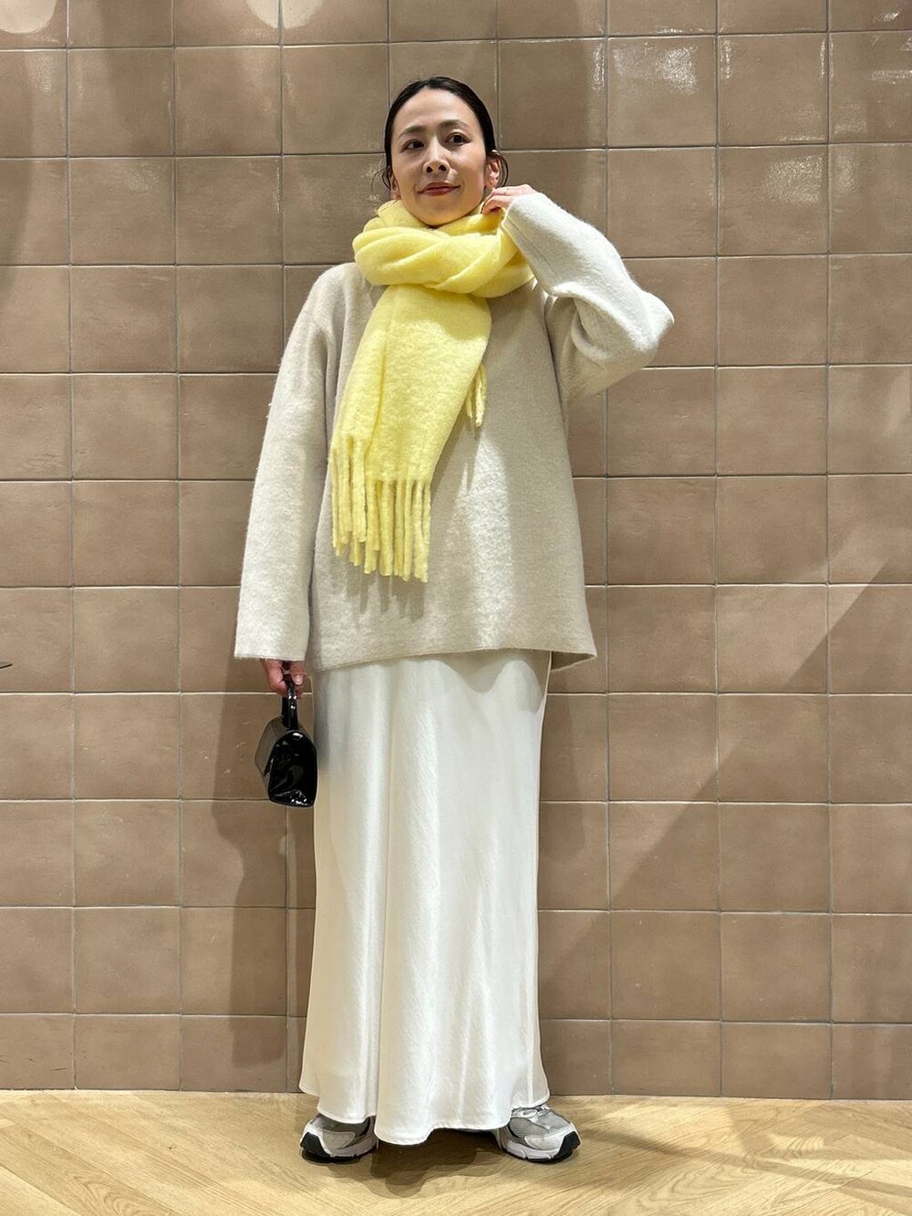 「ワントーン、ベーシック/シンプル、カジュアル、ママコーデ、SNAP_apart by lowrys、骨格ストレート、apart by lowrys、ストール、ニット、スカート、バッグ」｜「A part byのエナメルミニバッグ（ショルダーバッグ、ブラック系）」を使った、yato-miさん（レディース・158cm）の秋コーディネートの2枚目の写真