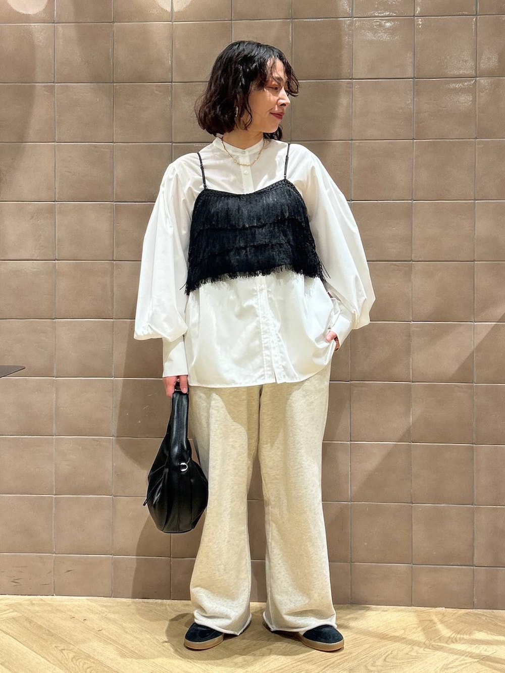「ワントーン、ベーシック/シンプル、カジュアル、ママコーデ、SNAP_apart by lowrys、骨格ストレート、apart by lowrys、シャツ、ビスチェ、スウェットパンツ、スニーカー、バッグ」｜「A part byのワンショルカナグツキバッグ（ハンドバッグ、ブラック系）」を使った、yato-miさん（レディース・158cm）の冬コーディネートの5枚目の写真
