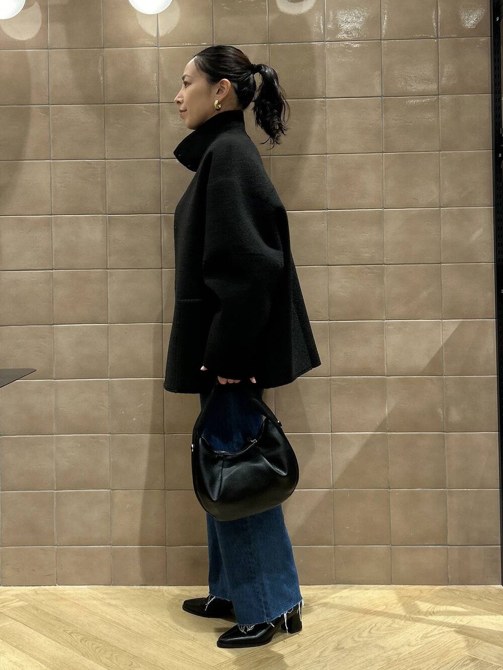 「ワントーン、ベーシック/シンプル、カジュアル、ママコーデ、SNAP_apart by lowrys、骨格ストレート、apart by lowrys、アウター、デニムパンツ、インナー、ブーツ、バッグ」｜「A part byのApb ストレートデニムパンツ（デニムパンツ、ブルー系）」を使った、yato-miさん（レディース・158cm）の秋コーディネートの4枚目の写真