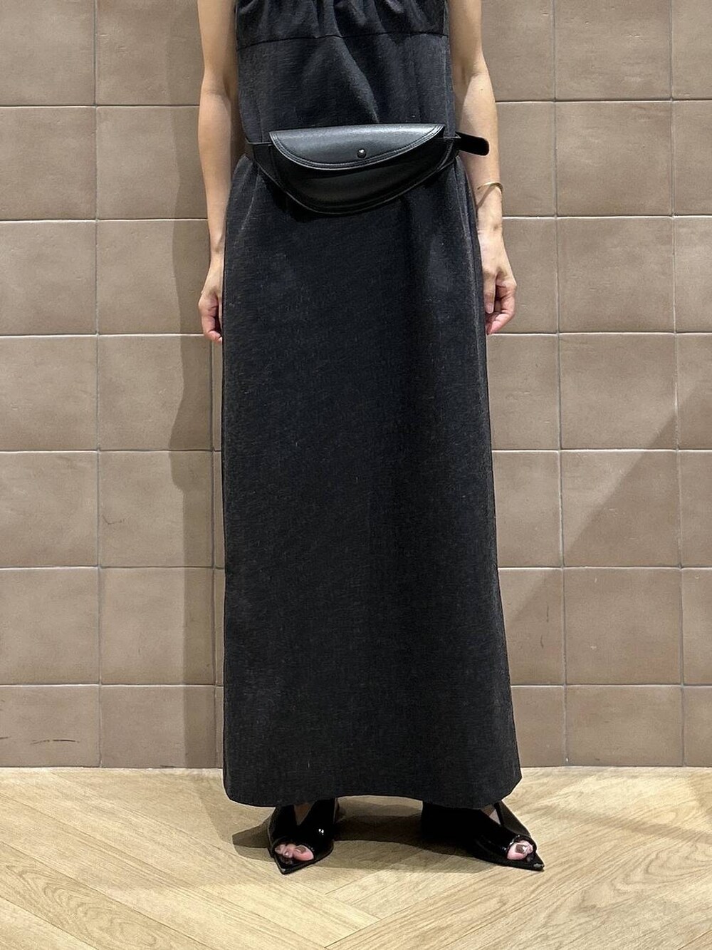 ホワイト系のキャミソール、ブラック系のサンダル、グレー系のワンピースを着用したレディースの夏コーディネートの3枚目の写真