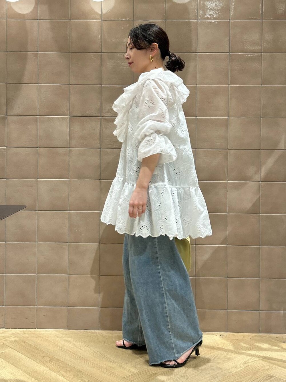 「ワントーン、ベーシック/シンプル、カジュアル、ママコーデ、SNAP_apart by lowrys、骨格ストレート、apart by lowrys、ワンピース、ブラウス、デニムパンツ、バッグ、サンダル」｜「A part byのルーズデニム（デニムパンツ、ブルー系）」を使った、yato-miさん（レディース・158cm）の春コーディネートの3枚目の写真