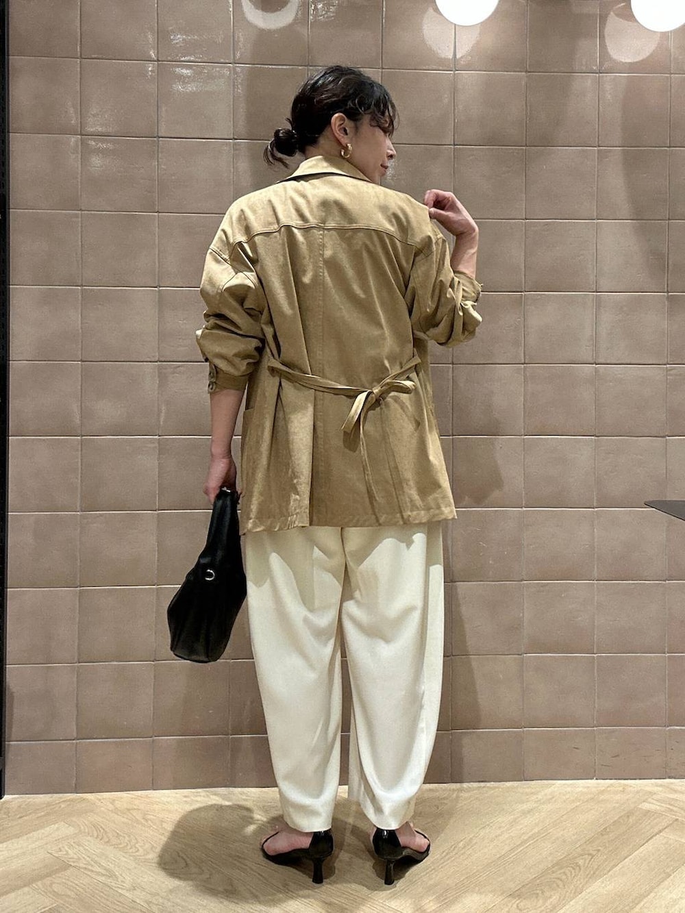 「ワントーン、ベーシック/シンプル、カジュアル、ママコーデ、SNAP_apart by lowrys、骨格ストレート、apart by lowrys、ジャケット、Tシャツ、パンツ、サンダル、バッグ」｜「A part byのワンショルカナグツキバッグ（ハンドバッグ、ブラック系）」を使った、yato-miさん（レディース・158cm）の春コーディネートの3枚目の写真
