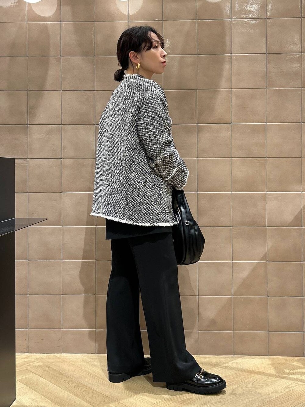 「ママコーデ、SNAP_apart by lowrys、骨格ストレート、apart by lowrys、ワントーン、ベーシック/シンプル、カジュアル、セットアップ、インナー、ジャケット、バッグ、ローファー」|「A part byのワンショルカナグツキバッグ(ハンドバッグ、ブラック系)」を使った、yato-miさん(レディース・158cm)の冬コーディネートの2枚目の写真