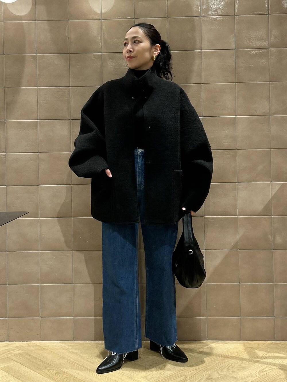 「ワントーン、ベーシック/シンプル、カジュアル、ママコーデ、SNAP_apart by lowrys、骨格ストレート、apart by lowrys、アウター、デニムパンツ、インナー、ブーツ、バッグ」｜「A part byのApb ストレートデニムパンツ（デニムパンツ、ブルー系）」を使った、yato-miさん（レディース・158cm）の秋コーディネートの5枚目の写真
