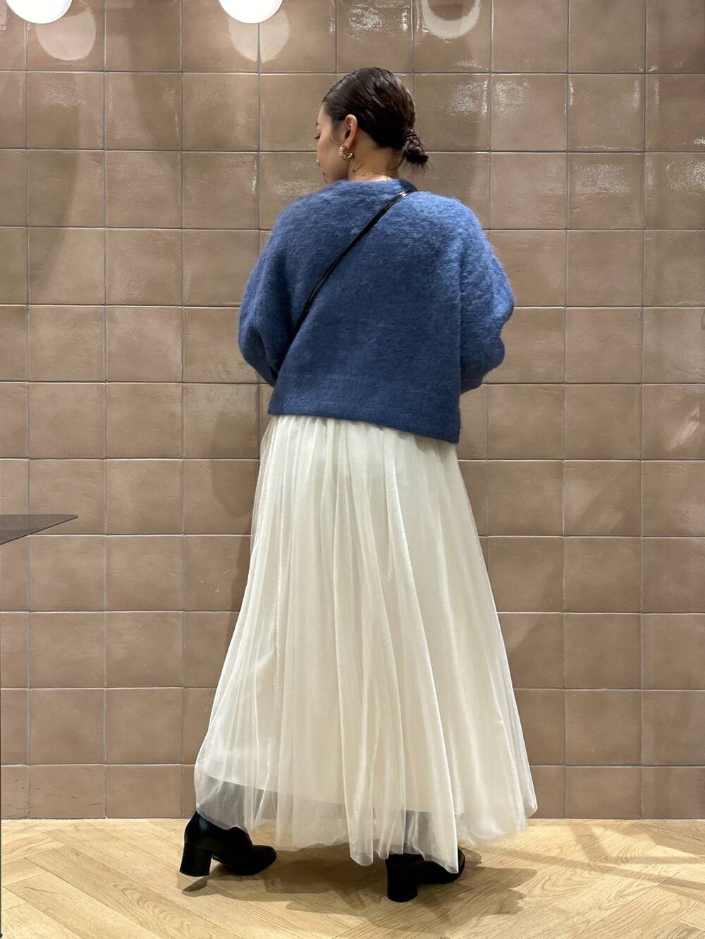 「カジュアル、ママコーデ、SNAP_apart by lowrys、apart by lowrys、ワントーン、ベーシック/シンプル、骨格ストレート、カーディガン、スカート、ブーツ、バッグ」｜「A part byのエナメルミニバッグ（ショルダーバッグ、ブラック系）」を使った、yato-miさん（レディース・158cm）の秋コーディネートの3枚目の写真