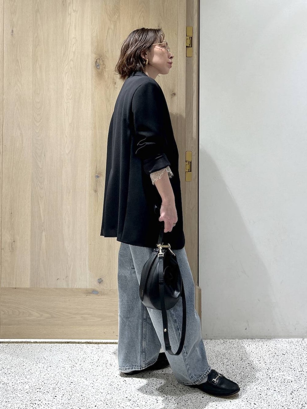 ブルー系のデニムパンツ、ベージュ系のシャツ/ブラウスを着用したレディースの冬コーディネートの7枚目の写真