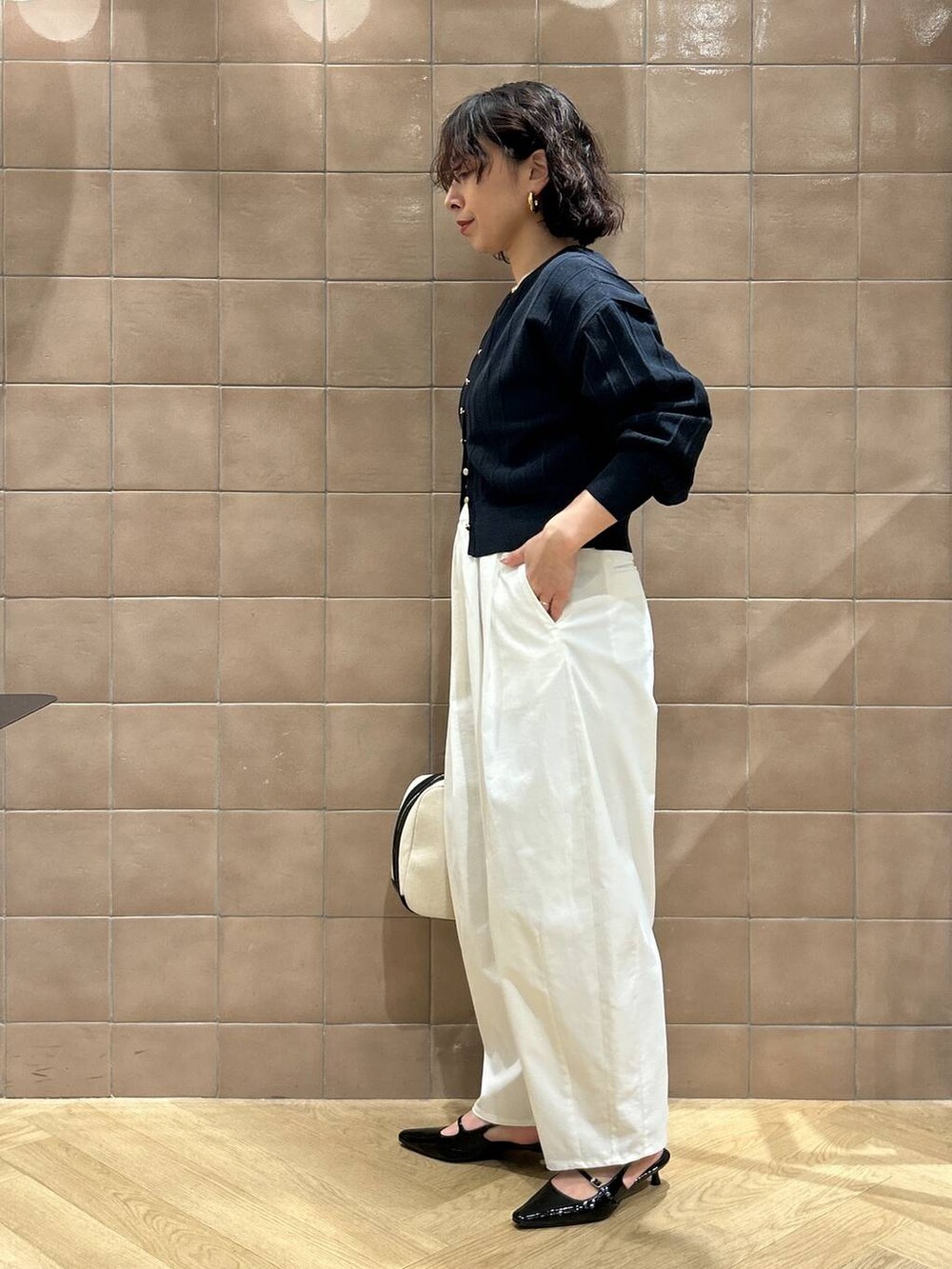 「ワントーン、ベーシック/シンプル、カジュアル、ママコーデ、SNAP_apart by lowrys、骨格ストレート、apart by lowrys、カーディガン、パンツ、バッグ、パンプス」｜「A part byのアイレットアミショートカーディガン（カーディガン/ボレロ、ブルー系）」を使った、yato-miさん（レディース・158cm）の冬コーディネートの2枚目の写真