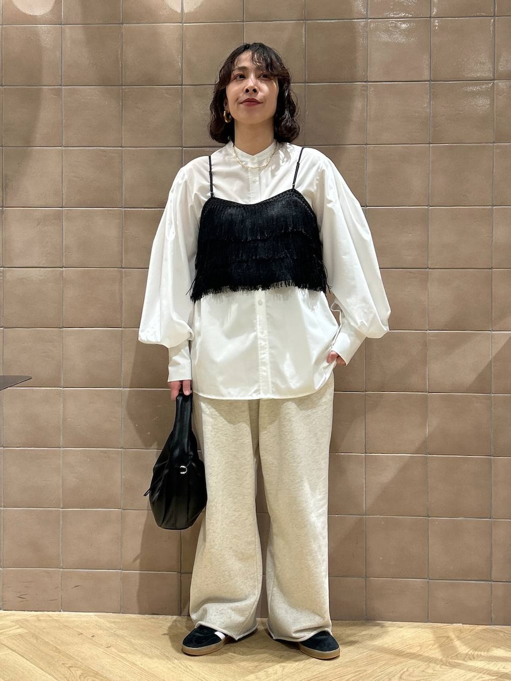 「ワントーン、ベーシック/シンプル、カジュアル、ママコーデ、SNAP_apart by lowrys、骨格ストレート、apart by lowrys、シャツ、ビスチェ、スウェットパンツ、スニーカー、バッグ」｜「A part byのワンショルカナグツキバッグ（ハンドバッグ、ブラック系）」を使った、yato-miさん（レディース・158cm）の冬コーディネートの4枚目の写真