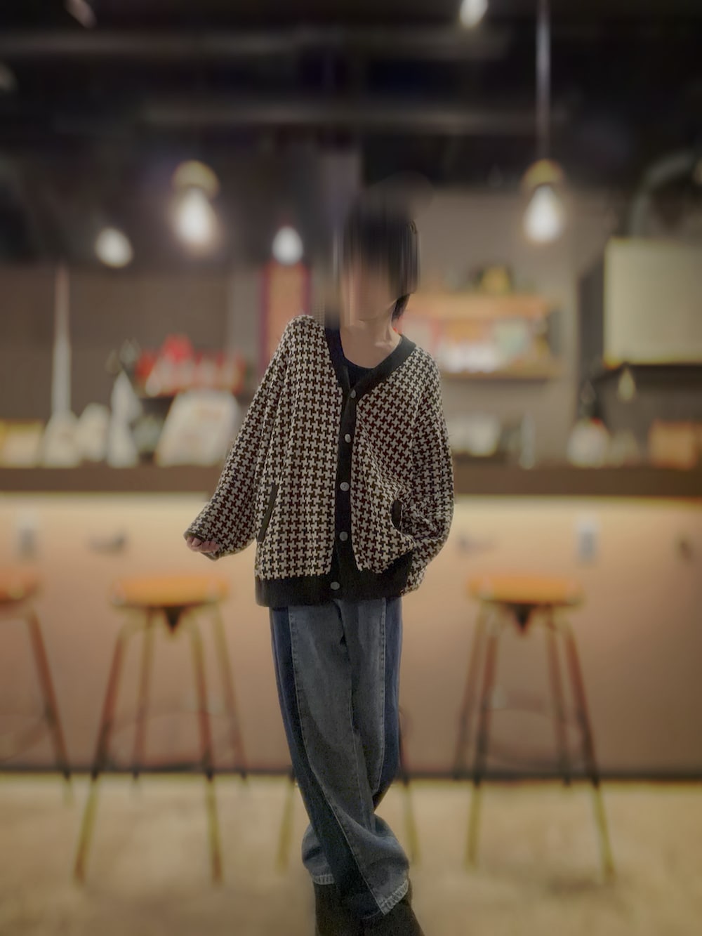 ブラック系のテーラードジャケット、ブルー系のデニムパンツ、ブラック系のブーツを着用したメンズの春コーディネートの2枚目の写真