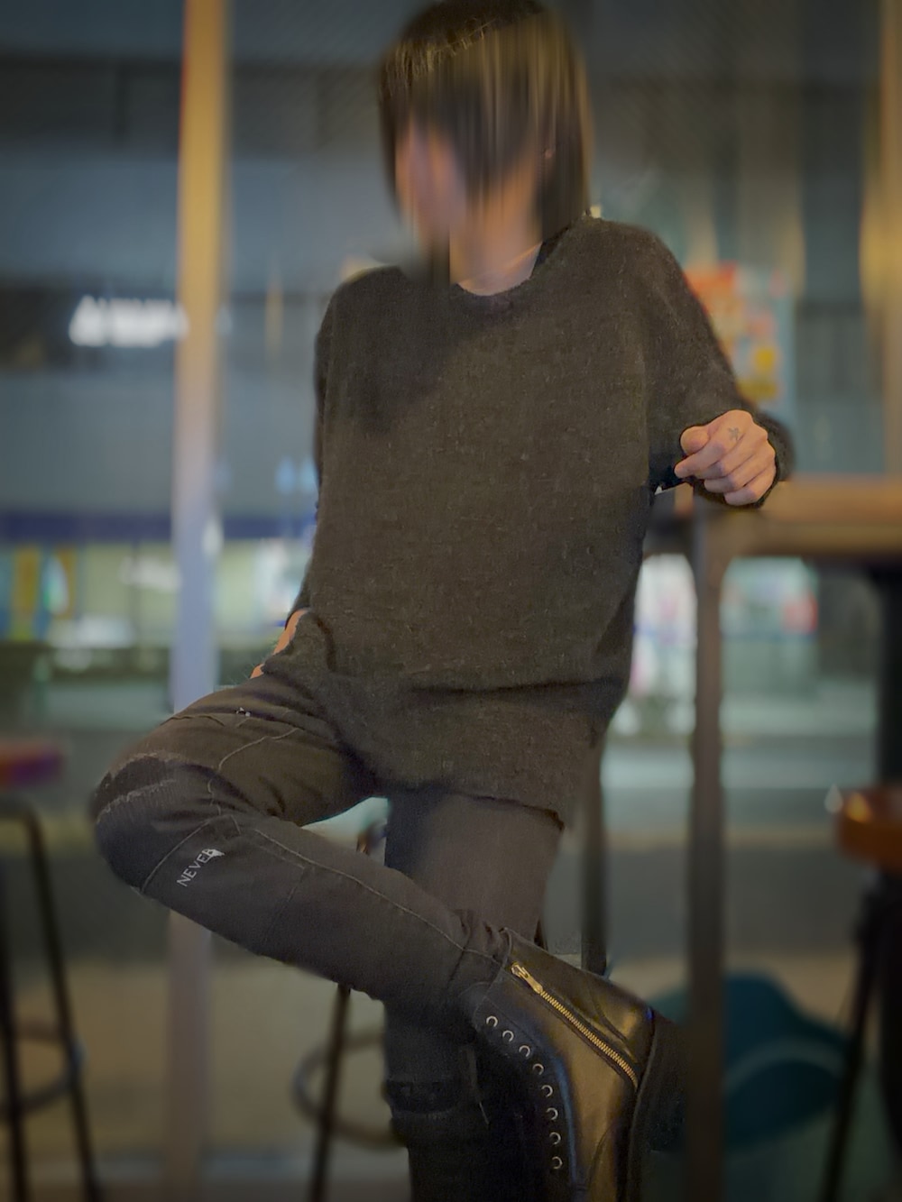 ベージュ系のブルゾン、ブラック系のカーディガン/ボレロ、ブラック系のデニムパンツを着用したメンズの春コーディネートの3枚目の写真